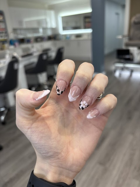 Iconic Nail Studio, nail salon in Leeds